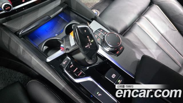 BMW 5 Series 2018 — Şəkil 9/20