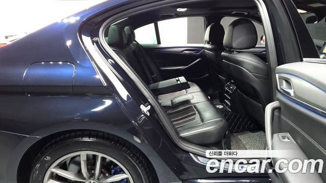 BMW 5 Series 2018 — Şəkil 11/20