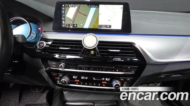 BMW 5 Series 2018 — Şəkil 13/20