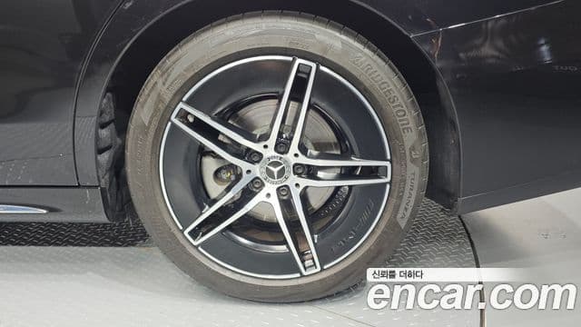 Mercedes-Benz E-Class 2025 — Photo 9/32