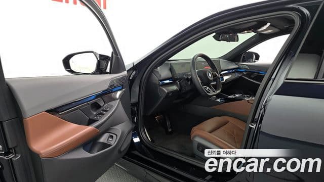 BMW i5 2023 — Photo 28/36