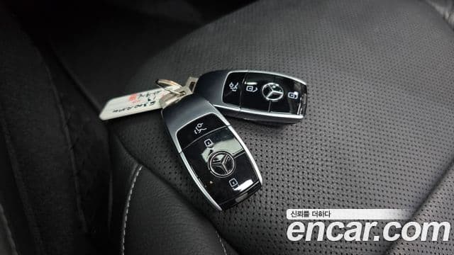 Mercedes-Benz E-Class 2019 — ფოტო 17/20