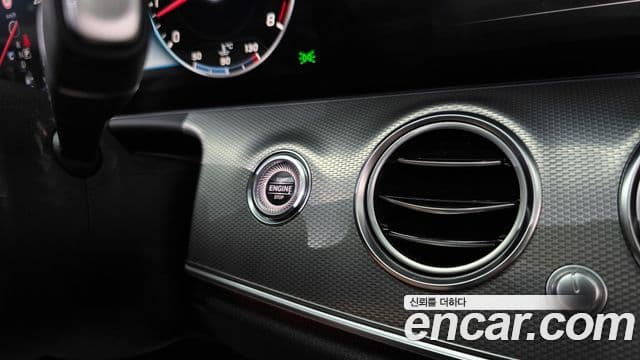 Mercedes-Benz E-Class 2019 — ფოტო 18/20