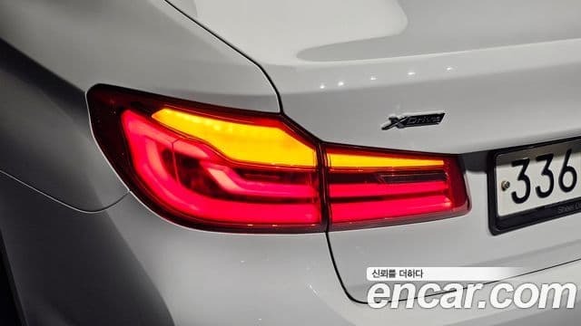 BMW 5 Series 2019 — Photo 10/36