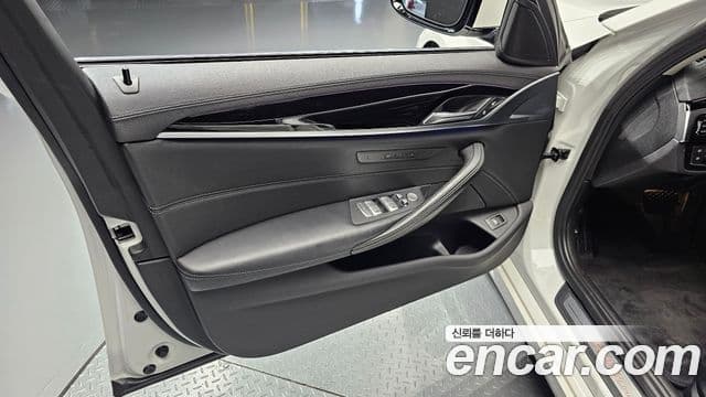 BMW 5 Series 2019 — Photo 18/36