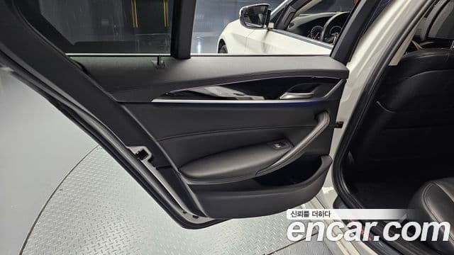 BMW 5 Series 2019 — Photo 31/36