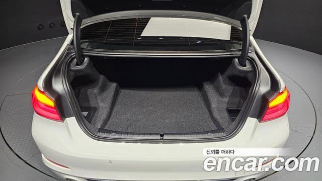 BMW 5 Series 2019 — Photo 13/36