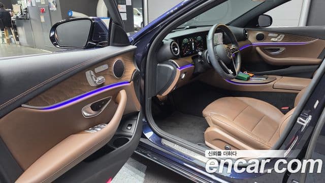 Mercedes-Benz E-Class 2022 — фото 10 из 20