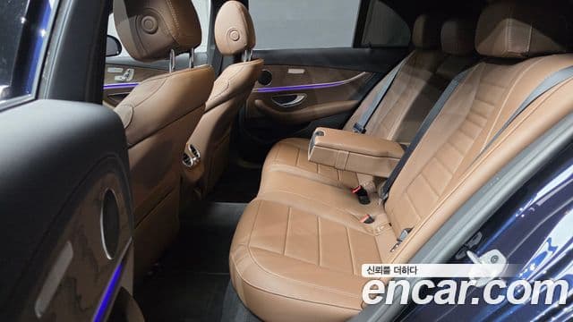 Mercedes-Benz E-Class 2022 — фото 12 из 20