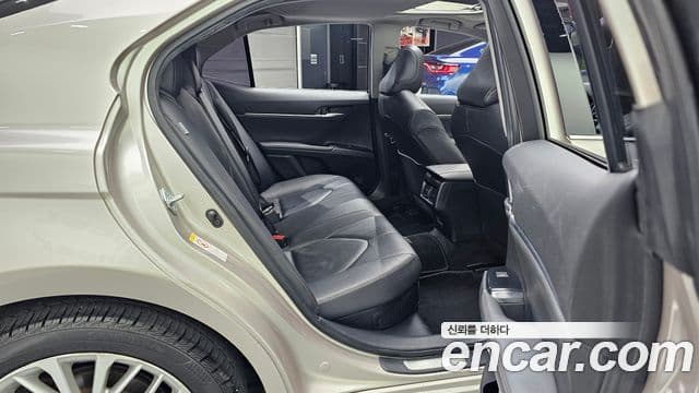 Toyota Camry 2018 — Şəkil 19/20