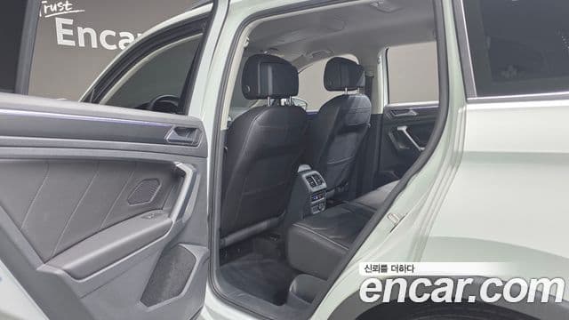 Volkswagen Tiguan 2022 — ფოტო 18/20