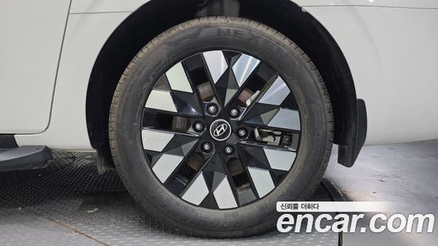 Hyundai Staria 2025 — Photo 28/34