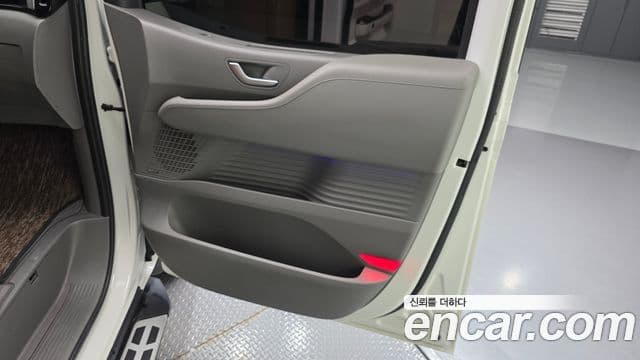 Hyundai Staria 2025 — Photo 6/34