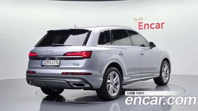 Audi Q7 2021 — Фото 2/20