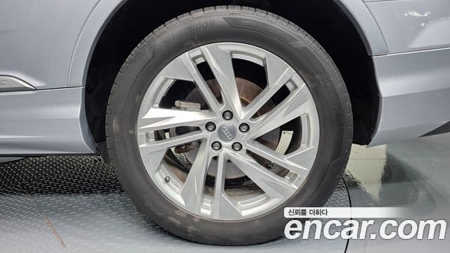 Audi Q7 2021 — Photo 6/34