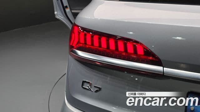 Audi Q7 2021 — Photo 27/34