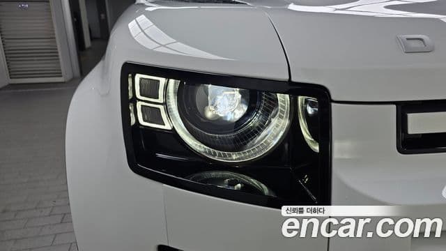 Land Rover Defender 2022 — Photo 29/31