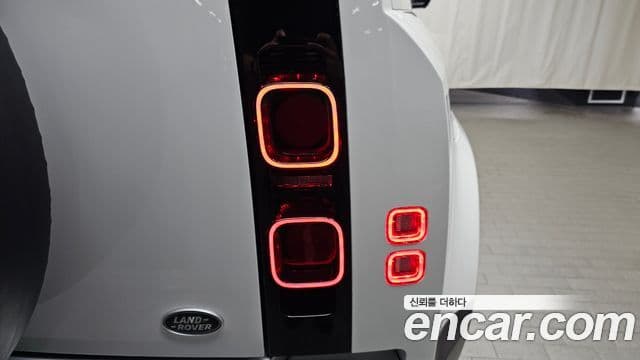 Land Rover Defender 2022 — Photo 16/31