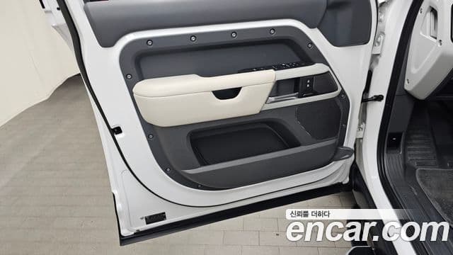 Land Rover Defender 2022 — Photo 13/31