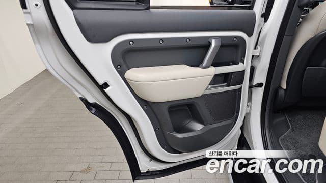 Land Rover Defender 2022 — Photo 21/31