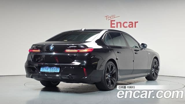 BMW i7 2024 — ფოტო 16/32