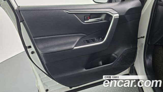 Toyota RAV4 2019 — Photo 6/30