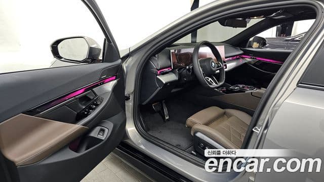 BMW 5 Series 2025 — Фото 10/20