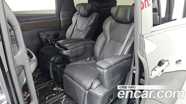 Toyota Alphard 2024 — Photo 38/40