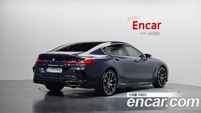 BMW 8 Series 2024 — Photo 19/32