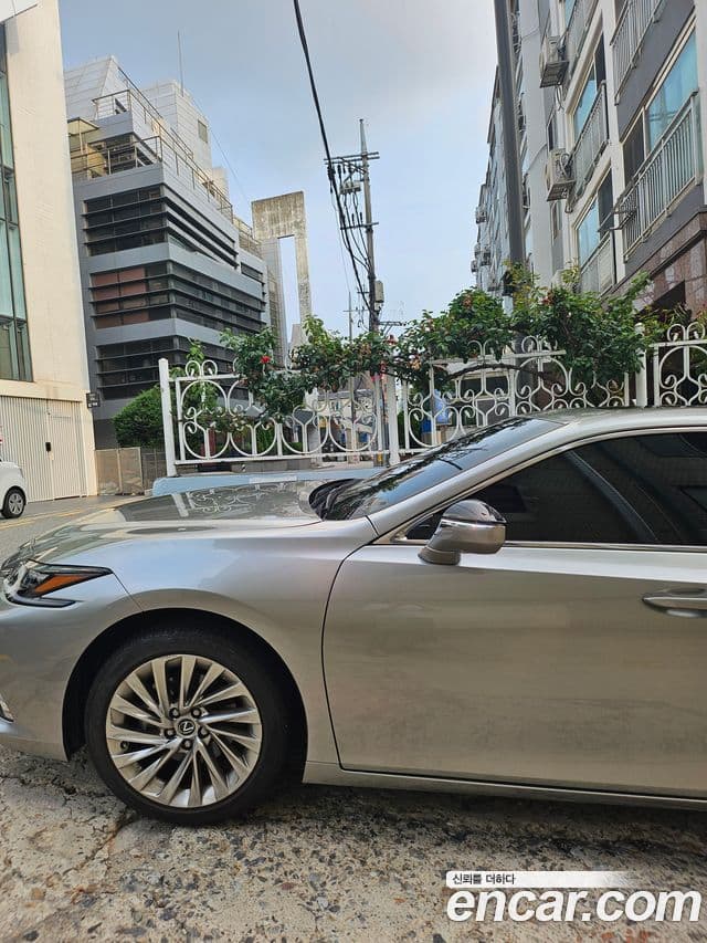 Lexus ES300h 2022 — Photo 4/5