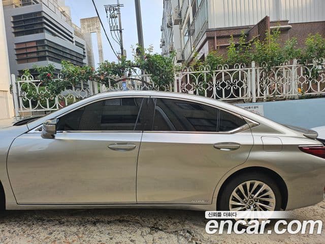 Lexus ES300h 2022 — Photo 1/5