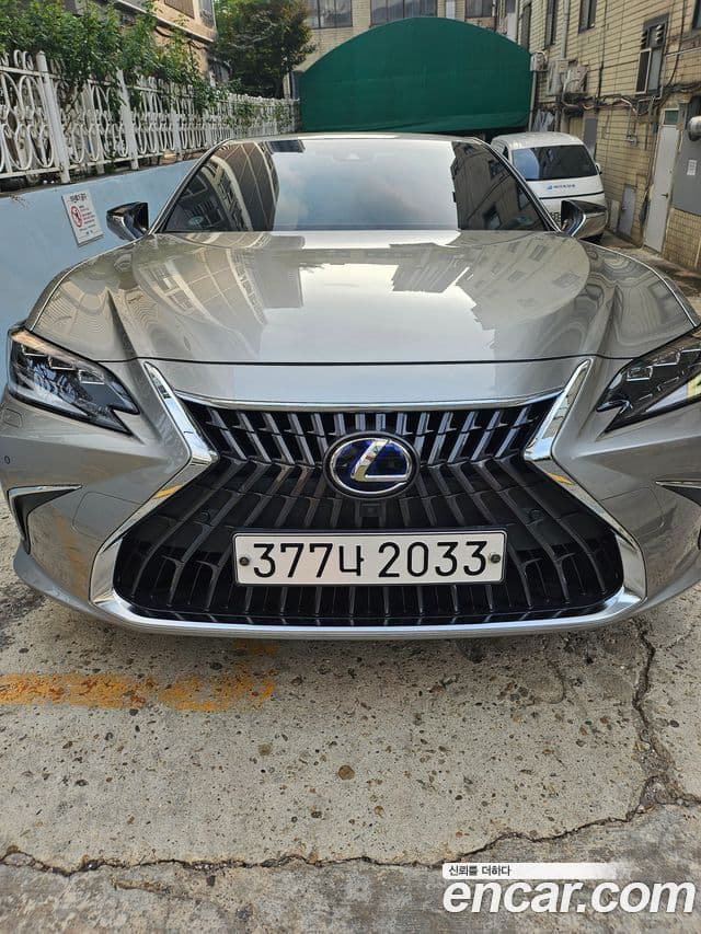 Lexus ES300h 2022 — Photo 3/5