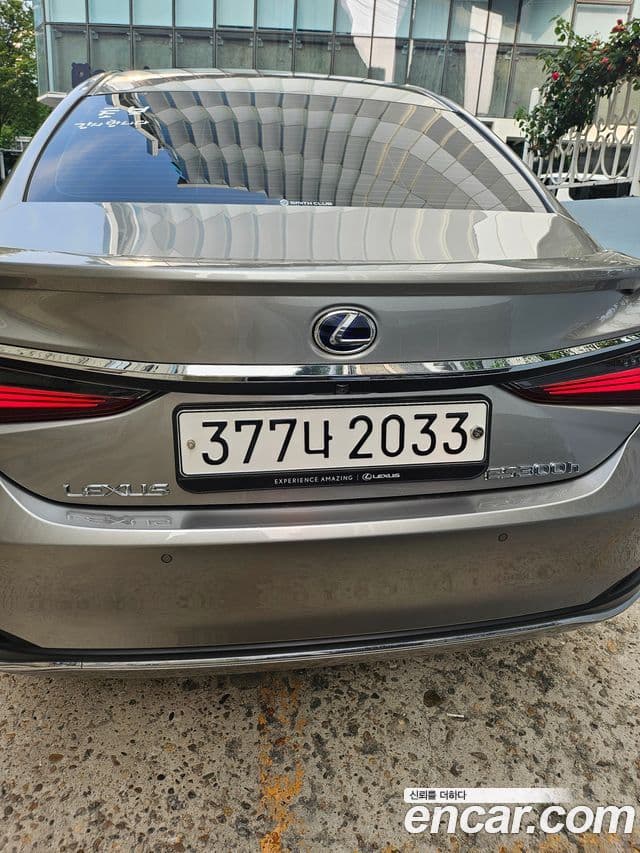 Lexus ES300h 2022 — Photo 5/5