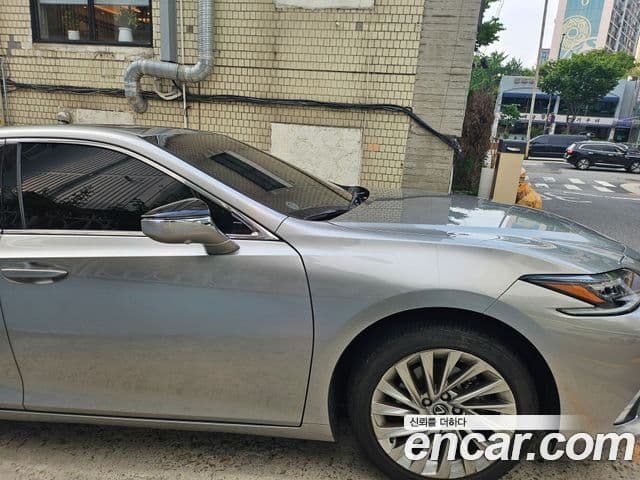 Lexus ES300h 2022 — Photo 2/5