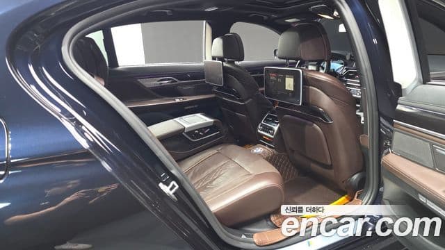 BMW 7 Series 2018 — Фото 11/20