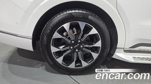 Kia Carnival 2023 — ფოტო 5/20