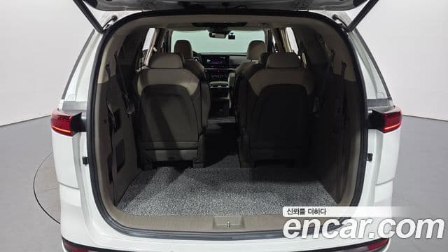 Kia Carnival 2023 — ფოტო 16/20