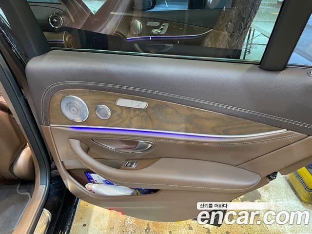 Mercedes-Benz E-Class 2018 — ფოტო 14/20