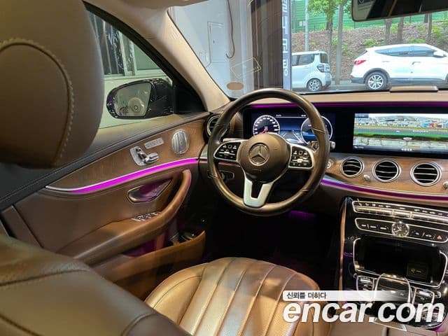 Mercedes-Benz E-Class 2018 — ფოტო 17/20