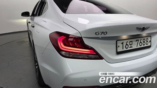 Genesis G70 2019 — Photo 16/37