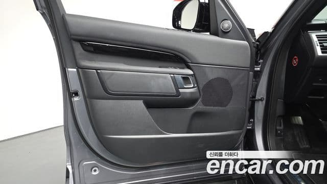 Land Rover Discovery 5 2025 — Photo 30/36