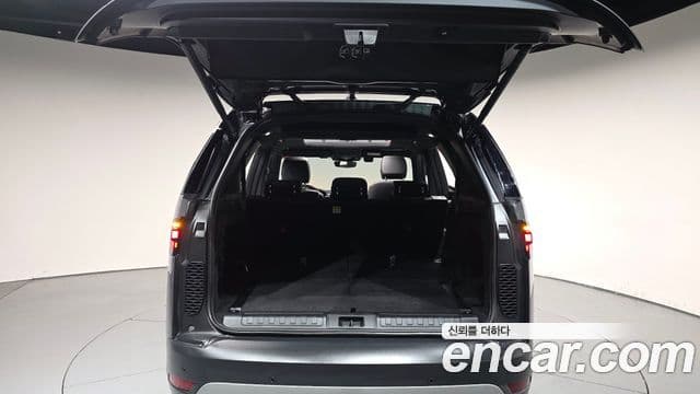 Land Rover Discovery 5 2025 — Photo 33/36