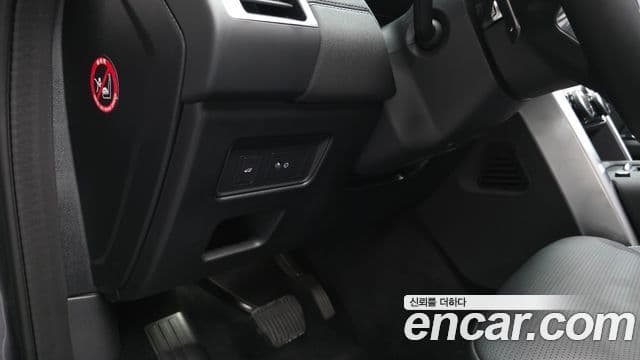 Land Rover Discovery 5 2025 — Photo 35/36