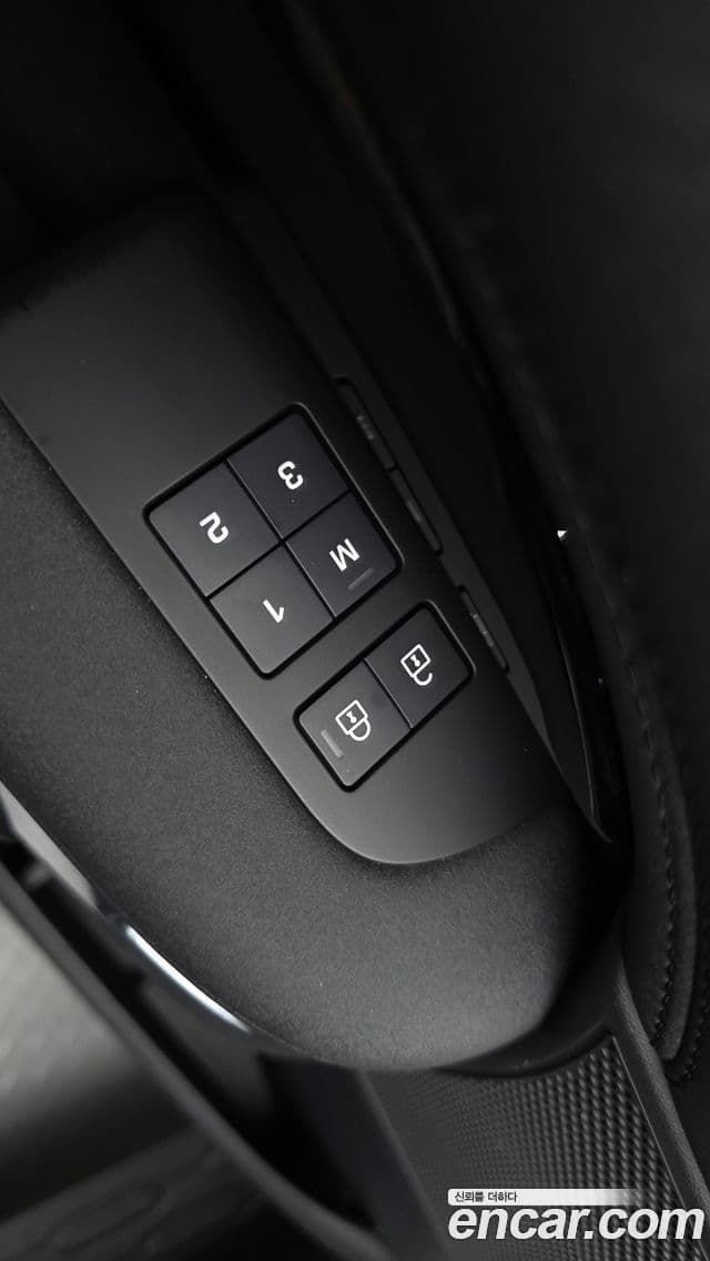 Land Rover Discovery 5 2025 — Photo 18/36