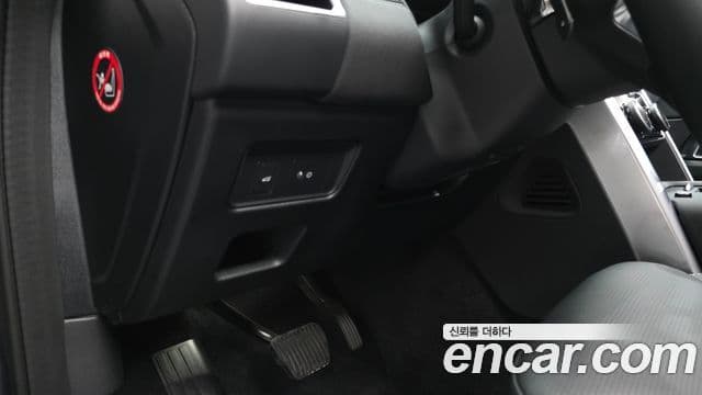 Land Rover Discovery 5 2025 — Photo 9/36