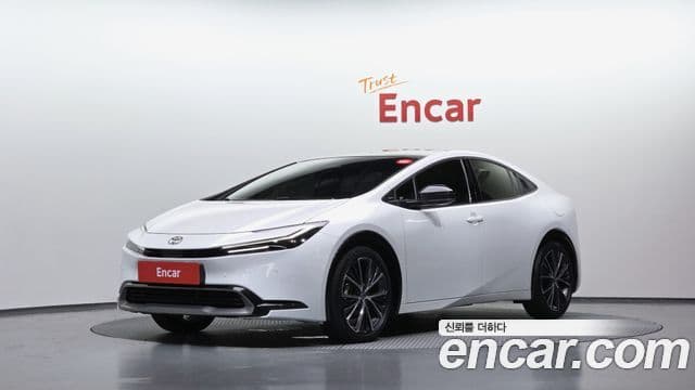 Toyota Prius 2023 — ფოტო 1/20