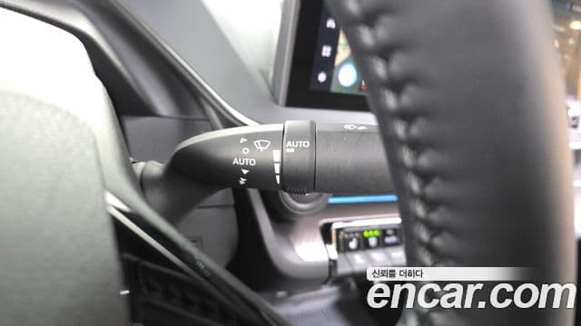 Toyota Prius 2023 — ფოტო 18/20