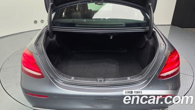 Mercedes-Benz E-Class 2018 — Şəkil 20/20
