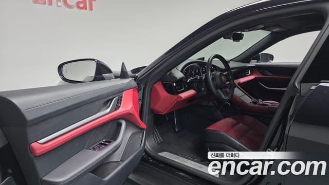 Porsche Taycan 2025 — ფოტო 28/33
