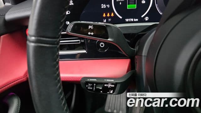 Porsche Taycan 2025 — ფოტო 16/33
